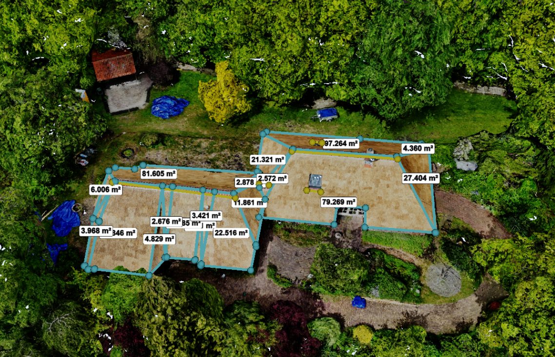 Drone-inmeting van een rieten dak in uitvoering — dakvlakken digitaal opgemeten met exacte oppervlakte